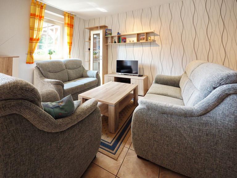 Gemütliche Wohnecke mit SAT-TV und Radio