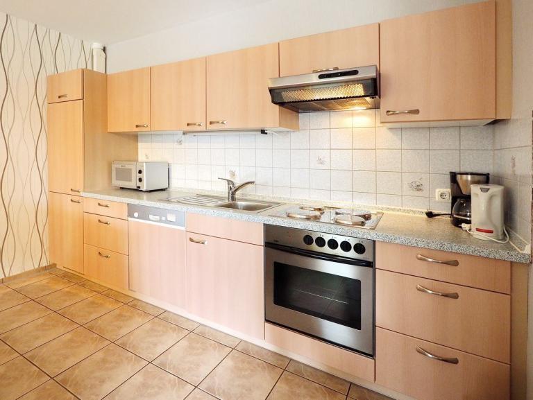 Moderne Küchenzeile mit Geschirrspüler und E-Herd