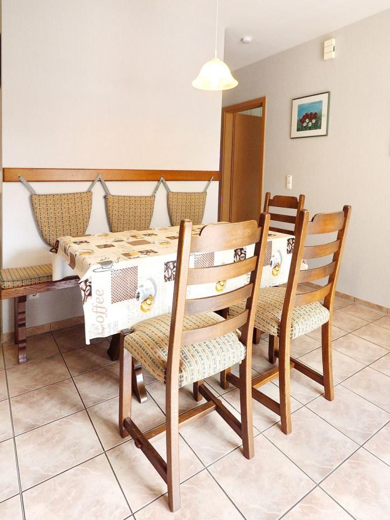 Der helle Eßbereich mit Blick ins Grüne