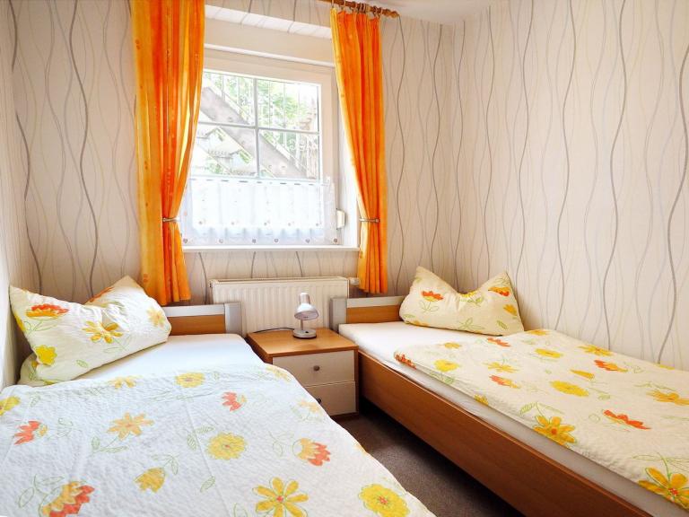 Freundliches Zweibettzimmer mit Schrank