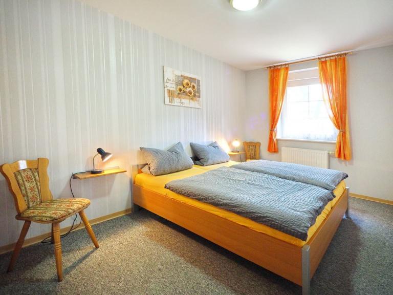 Geräumiges Elternschlafzimmer mit Spiegelschrank