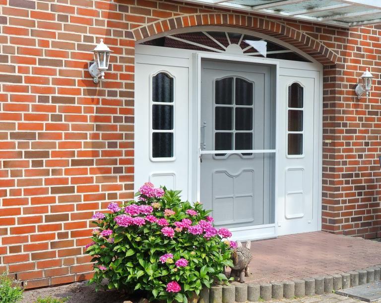 Der gepflegte Eingangsbereich zur Ferienwohnung mit Terrasse